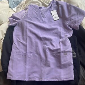 Figs Casma three pocket scrub top in lavender dew